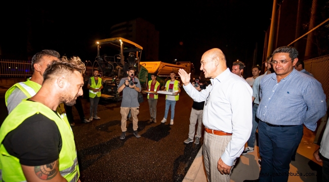Başkan Tunç Soyer asfalt serim çalışmalarını inceledi