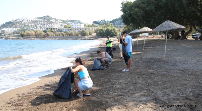 BODRUM'DA BELEDİYE VE SİTE SAKİNLERİNDEN PLAJ TEMİZLİĞİ 80 TORBA ATIK TOPLANDI