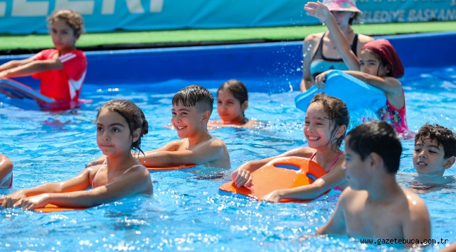 Bucalı çocuklar "mahalledeki havuzda" yüzme öğreniyor
