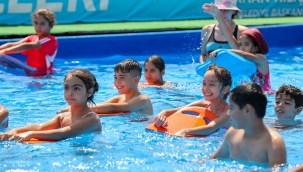 Bucalı çocuklar "mahalledeki havuzda" yüzme öğreniyor