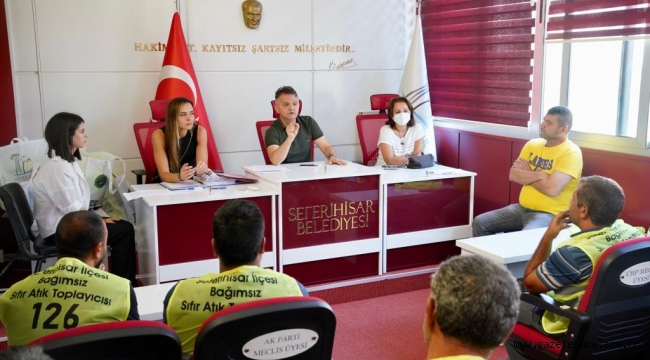 Seferihisar'da kağıt toplayıcılar Sıfır Atık Bilgi Sistemi'ne dahil edildi.