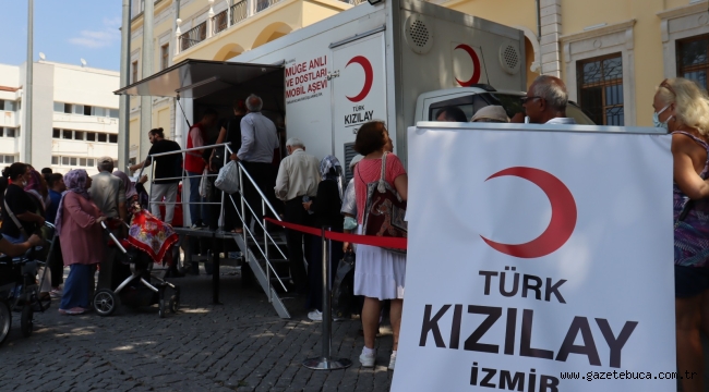 TÜRK KIZILAY İZMİR ŞUBESİ'NDEN VATANDAŞLARA AŞURE İKRAMI
