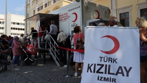 TÜRK KIZILAY İZMİR ŞUBESİ'NDEN VATANDAŞLARA AŞURE İKRAMI