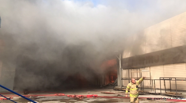 İzmir'de yatak fabrikasında başlayan yangın 2 işletmeye sıçradı