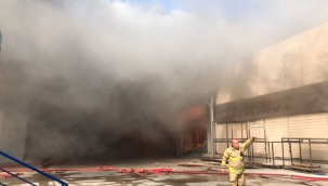 İzmir'de yatak fabrikasında başlayan yangın 2 işletmeye sıçradı