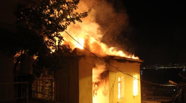 İzmir'de 3 katlı binada yangın: İki kat küle döndü