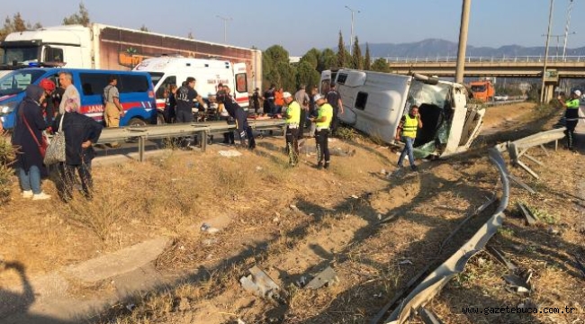İzmir'de hasta taşıyan midibüs devrildi: 9 yaralı