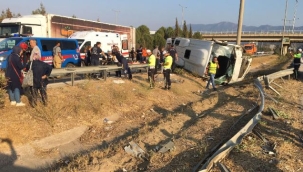 İzmir'de hasta taşıyan midibüs devrildi: 9 yaralı