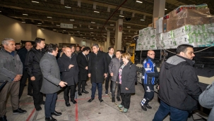 Başkan Soyer yardımların toplandığı Fuar İzmir'i ziyaret etti