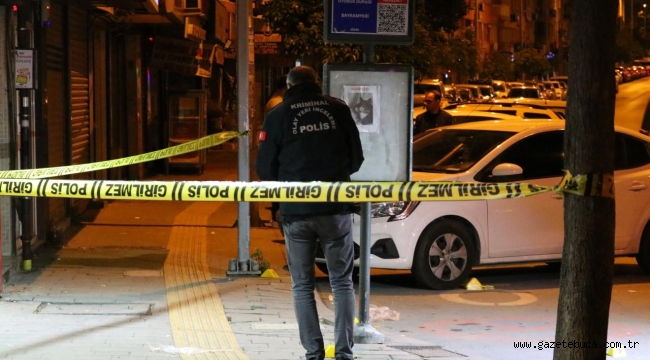 İzmir'de silahlı ve bıçaklı saldırıya uğrayan kişi hayatını kaybetti