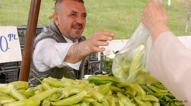 BAŞKAN ERCAN PAZARDA HEM SEBZE SATTI HEM VATANDAŞLA SOHBET ETTİ