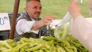 BAŞKAN ERCAN PAZARDA HEM SEBZE SATTI HEM VATANDAŞLA SOHBET ETTİ