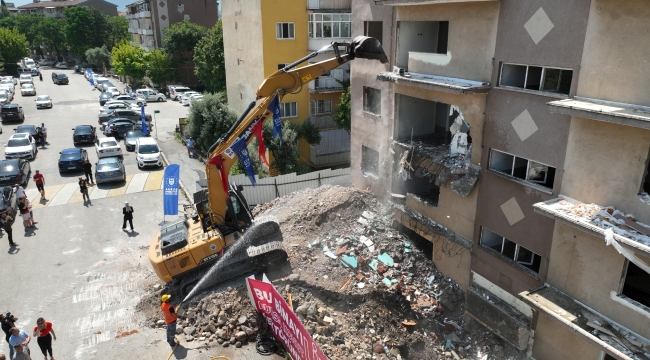 1050 Konutlar'da dönüşüm, yıkımla başladı