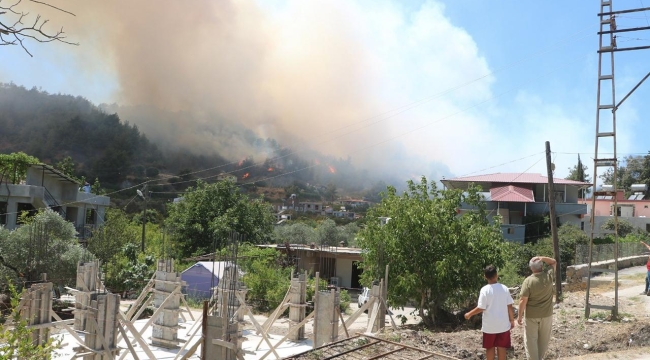 Antakya'daki orman yangını yerleşim yerlerini tehdit ediyor