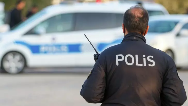 Atatürk heykelinin üzerine çıkan şüpheli gözaltına alındı