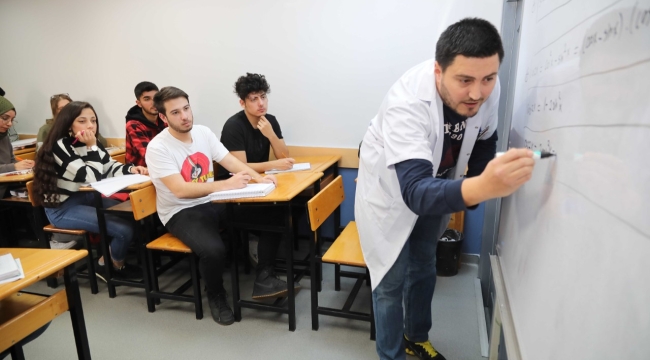 Bayraklı Belediyesinden YKS'de tercih desteği