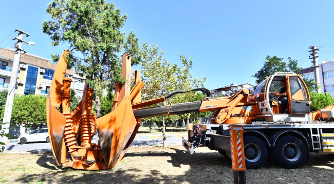 Buca'da Metrosu'nda istasyon inşaatları öncesinde ağaçlar geçici olarak taşınıyor