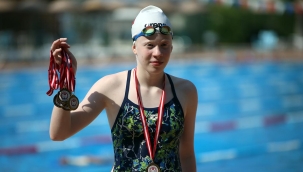 Albino yüzücü Ceren'in hedefi Avrupa şampiyonluğu