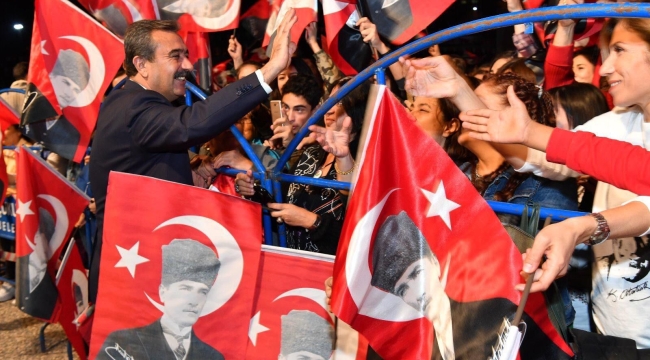 Çukurova Belediyesi'nin yaptığı organizasyonla hem 30 Ağustos Zafer Bayramı coşkuyla kutlanacak hem de 9'uncu toplu açılış töreni gerçekleştirilecek