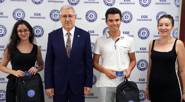   Ege Üniversitesinde yeni kayıt heyecanı .Başarılı öğrencilerin kayıtlarını Rektör Prof. Dr. Budak yaptı