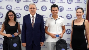   Ege Üniversitesinde yeni kayıt heyecanı .Başarılı öğrencilerin kayıtlarını Rektör Prof. Dr. Budak yaptı