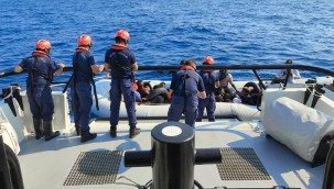 İzmir açıklarında 29 düzensiz göçmen kurtarıldı, 42 düzensiz göçmen yakalandı