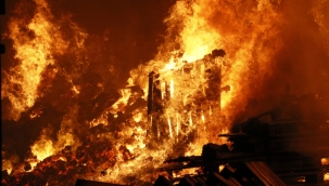 Adana'da palet deposu alevlere teslim oldu