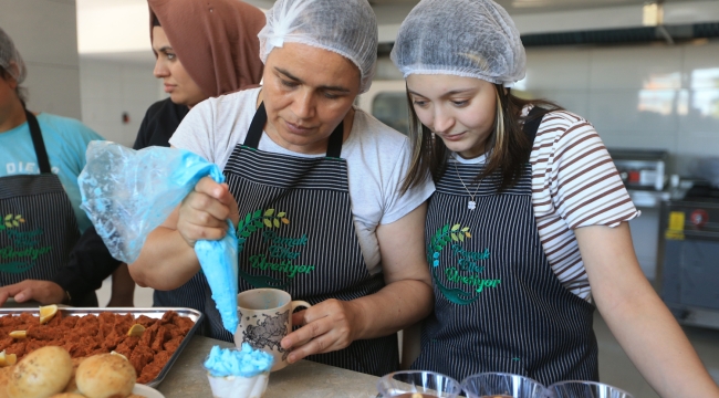 PAMUKKALE'DE "PAMUK ELLER" ÜRETMEYE BAŞLADI