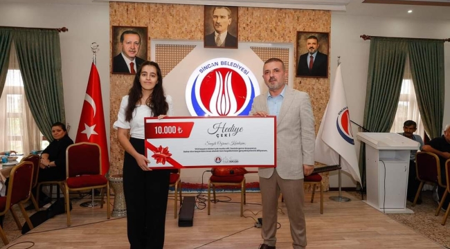SİNCAN'DA DERECEYE GİREN ÖĞRENCİLER ÖDÜLLENDİRİLDİ BAŞKAN ERCAN SİNCAN'DA DERECEYE GİREN ÖĞRENCİLERE ÖDÜLLERİNİ TAKDİM ETTİ
