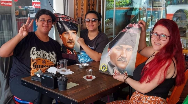 ATATÜRK POSTER DAĞITIMINA DEVAM