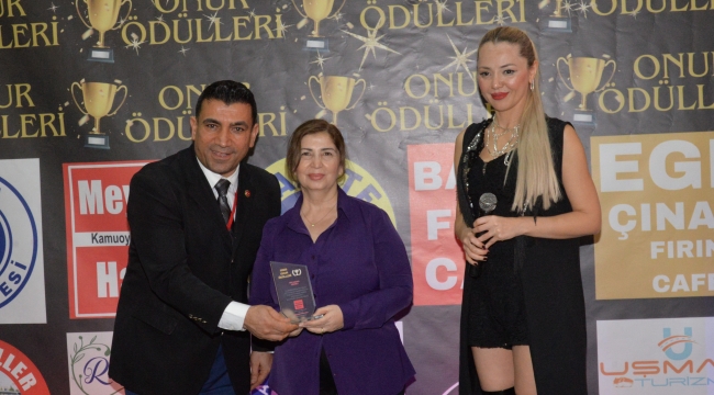 FİLİZ AKKAYA ÖDÜLÜNÜ ALDI