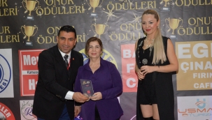 FİLİZ AKKAYA ÖDÜLÜNÜ ALDI