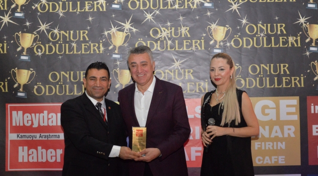 HÜSNÜ KAYA ÖDÜLÜNÜ ALDI