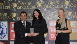 İLKNUR YÖRÜR ÖDÜLÜNÜ ALDI