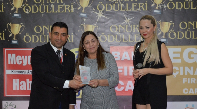 İMRAN ÖZER ÖDÜLÜNÜ ALDI