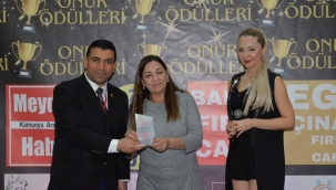 İMRAN ÖZER ÖDÜLÜNÜ ALDI