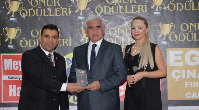 İZMİR SARIKAMIŞLILAR KÜLTÜR VE DAYANIŞMA DERNEĞİ ÖDÜLÜNÜ ALDI