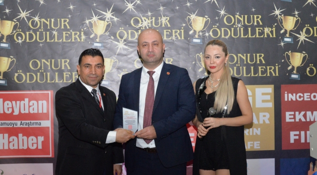 MUSTAFA KARTAL ÖDÜLÜNÜ ALDI