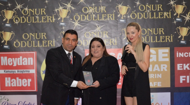 ÖZLEM ÇAKAR ÖDÜLÜNÜ ALDI