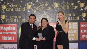 ÖZLEM ÇAKAR ÖDÜLÜNÜ ALDI