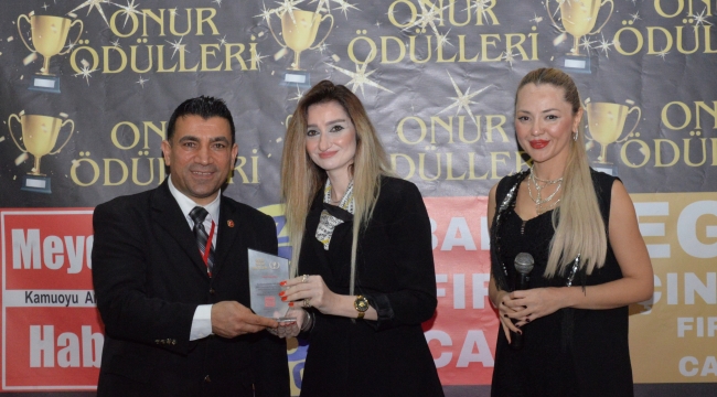 SEHER CANERLER ÖDÜLÜNÜ ALDI