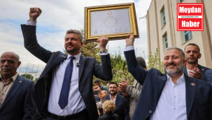 Buca Belediye Başkanı Görkem Duman mazbatasını aldı