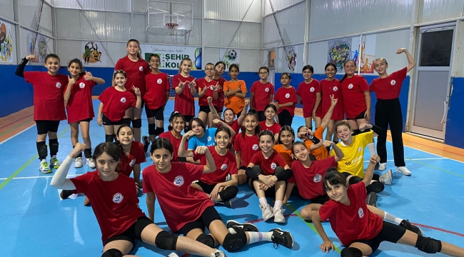 35 Yıldız Voleybol Takımı İZMİR'E DAMGASINI VURDU