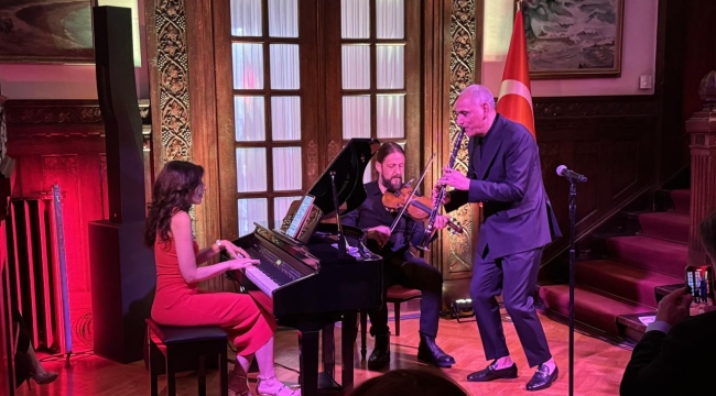 Atina'daki konserde Türkçe ve Yunanca şarkılar dinleyiciyle buluştu