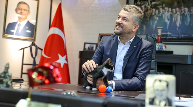 Başkan Görkem Duman makamını Üzüm'le paylaşıyor