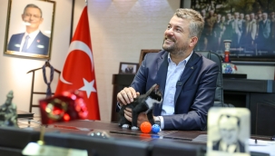 Başkan Görkem Duman makamını Üzüm'le paylaşıyor