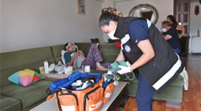 İzmir Büyükşehir Belediyesi "Evde Bakım" ile şifa dağıtıyor