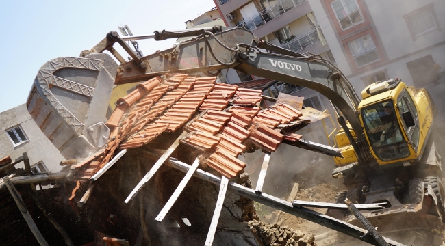 KEMALPAŞA'DA METRUK YAPILAR BİR BİR YIKILIYOR