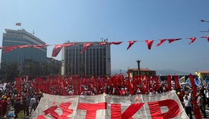 TKP "Kemer sıkma yumruğunu sık" pankartı arkasında toplandı.