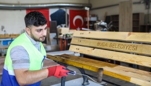 Buca'da ahşap atıklar kent mobilyasına dönüştürülüyor